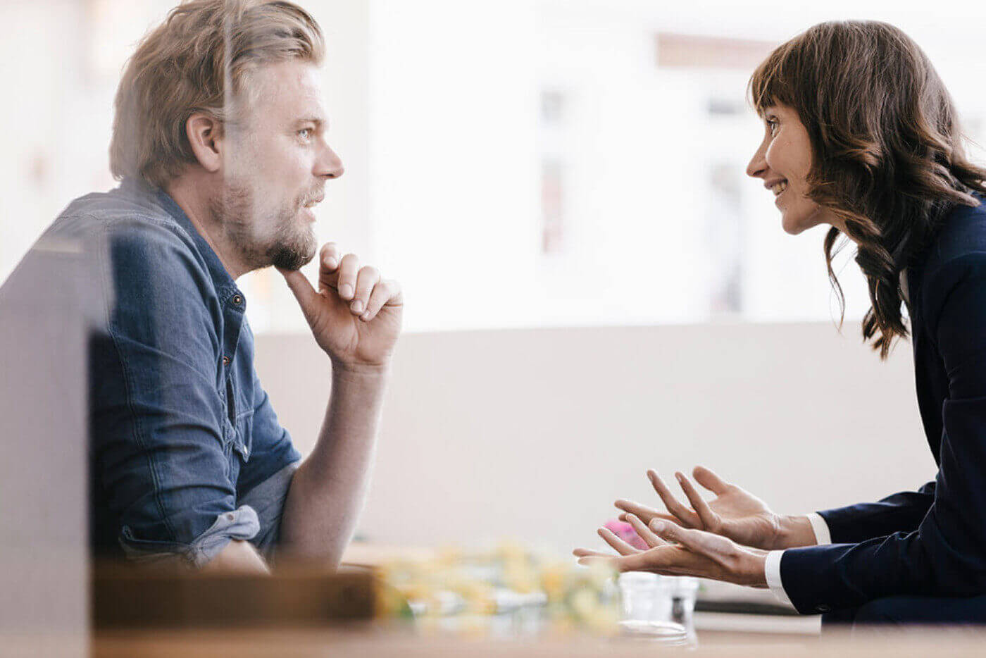 Two professionals engaged in an open conversation, reflecting GrowWerk’s collaborative coaching approach.